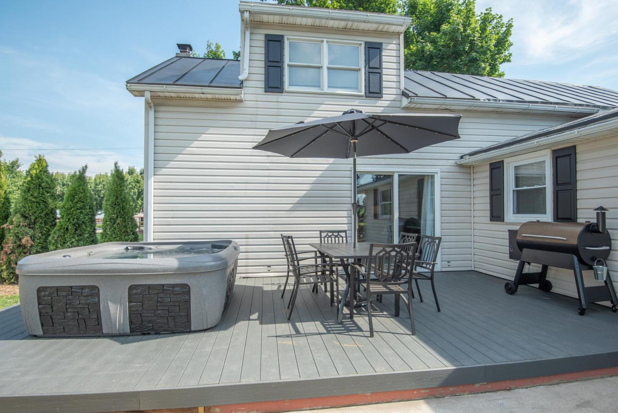 Nature Haven Pond,pool And Hot Tub Myerstown